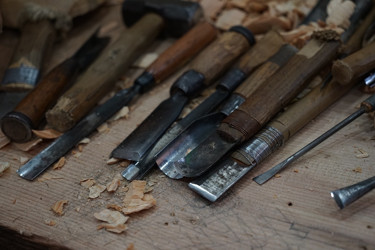 Czy wiesz, jakie dłuta są najlepsze do rzeźbienia w drewnie?